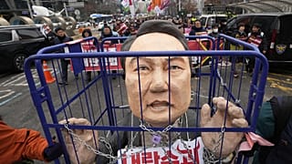 Unos manifestantes portan una caricatura del presidente surcoreano exigiendo su arresto, en Seúl, Corea del Sur, el sábado 21 de diciembre de 2024.