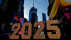 DATEI - Die Silvesterzahlen 2025 werden am Mittwoch, 18. Dezember 2024, auf dem Times Square in New York angezeigt. 