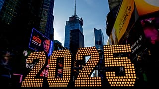 FILE - Cyfry sylwestrowe z 2025 r. są wyświetlane na Times Square w środę 18 grudnia 2024 r. w Nowym Jorku. 