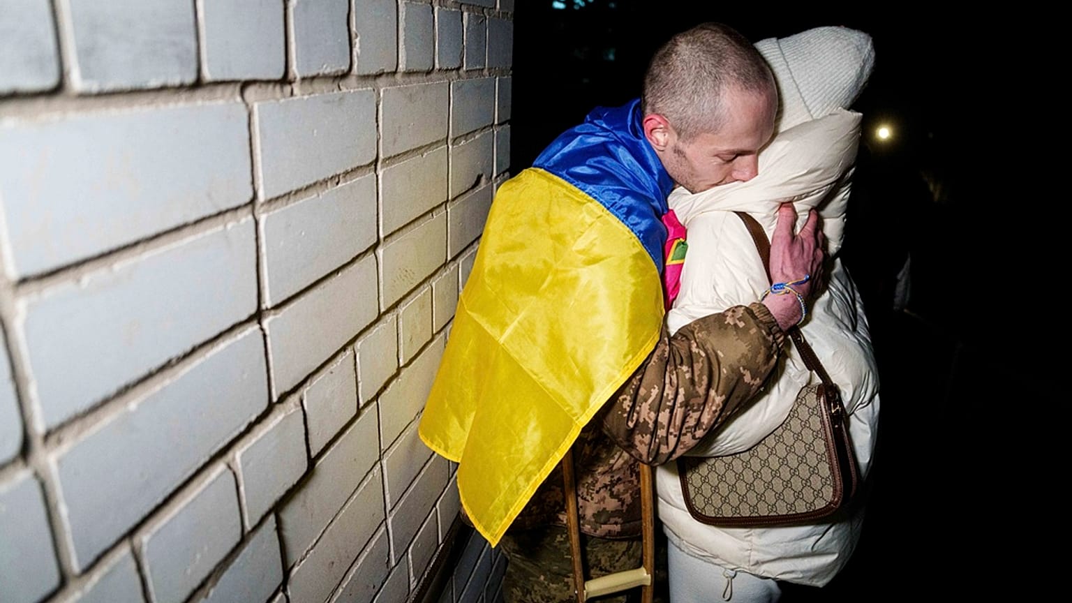 Un militaire serre sa femme dans ses bras suite à son retour lors d'un échange de prisonniers de guerre entre la Russie et l'Ukraine, en Ukraine, le 30.12.2024