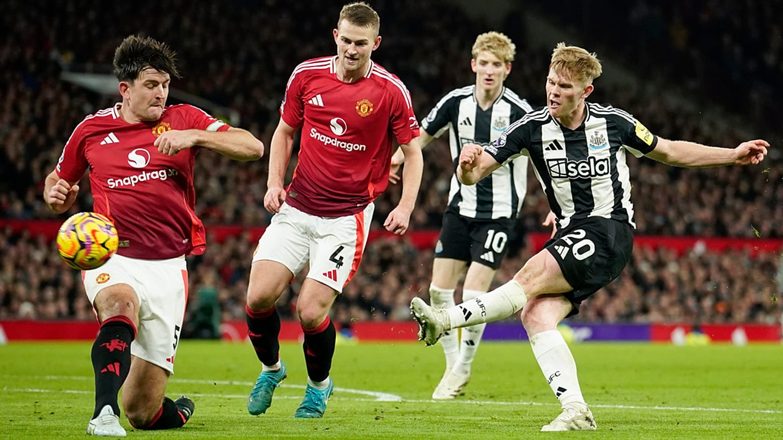 هاري ماغواير لاعب مانشستر يونايتد، يحاول صد تسديدة من لويس هال لاعب نيوكاسل، خلال مباراة في الدوري الإنجليزي على ملعب أولد ترافورد الاثنين 30 ديسمبر/كانون الأول 2024