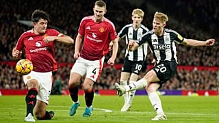 هاري ماغواير لاعب مانشستر يونايتد، يحاول صد تسديدة من لويس هال لاعب نيوكاسل، خلال مباراة في الدوري الإنجليزي على ملعب أولد ترافورد الاثنين 30 ديسمبر/كانون الأول 2024