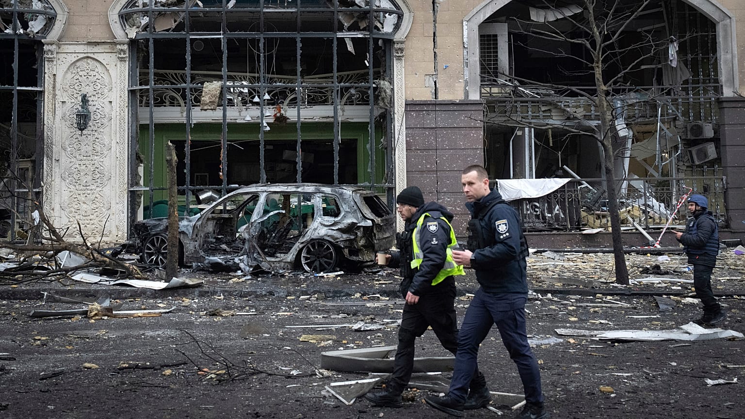 Rendőrök sétálnak a közelmúltbeli orosz támadások által lerombolt épületek mellett Kijevben, Ukrajnában, 2024. december 20-án, pénteken.