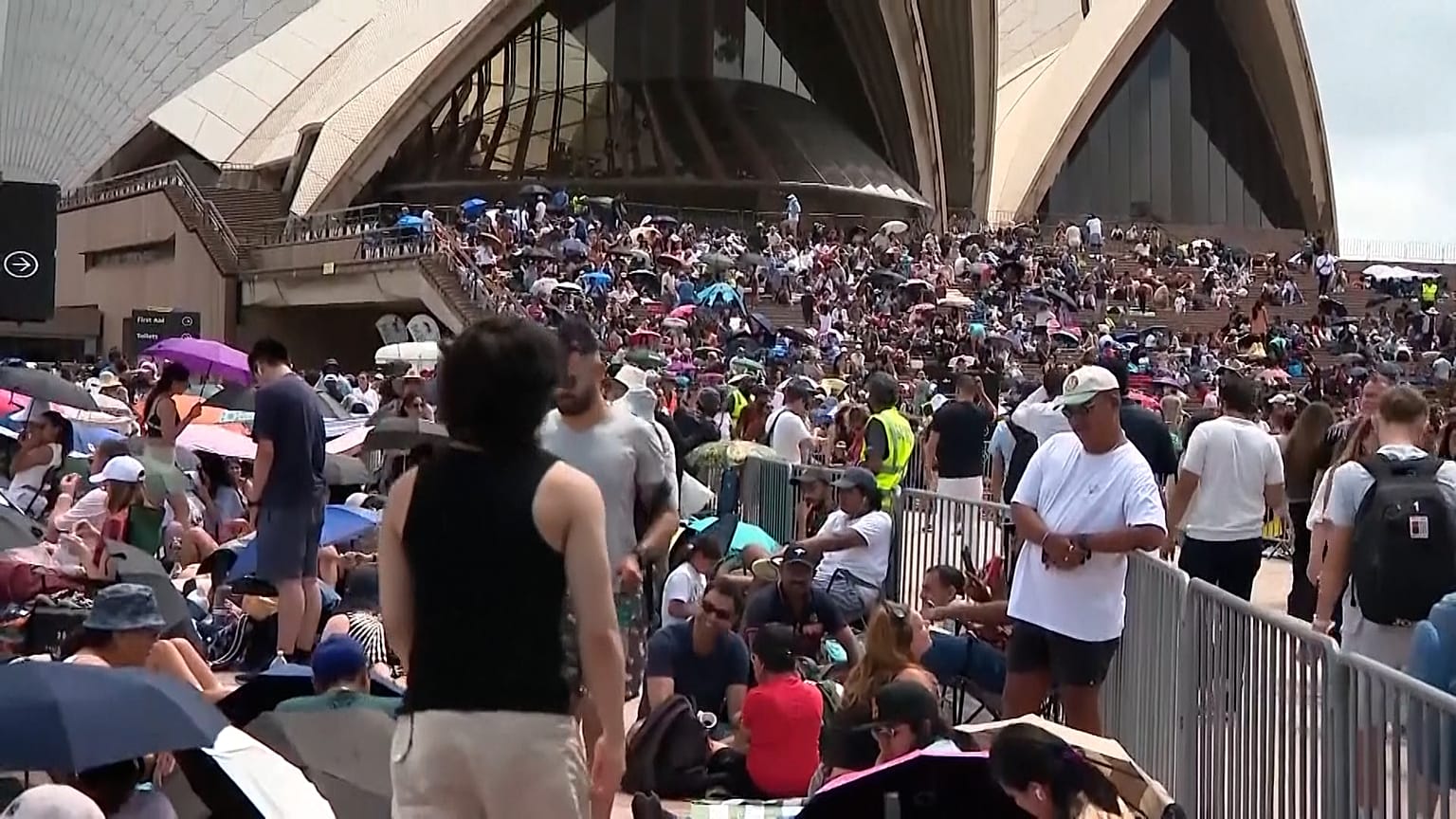 Eine Menschenmenge wartet auf das Feuerwerk am 31. Dezember in Sydney, Australien, am 31.12.2024.