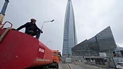 Un trabajador se sienta en su camión cisterna de agua junto a la torre empresarial Lakhta Center, la sede del monopolio ruso del gas Gazprom en San Petersburgo, Rusia.