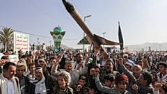 طرفداران حوثی با یک ماکت موشک در تاریخ ۲۷ دسامبر ۲۰۲۴