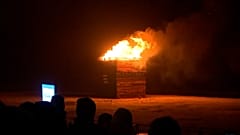 Un feu de joie traditionnel du Nouvel An est allumé sur la plage de Scheveningen aux Pays-Bas, le 30.12.2024