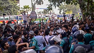 رجال الشرطة  يحاولون إيقاف ناشطين من الحزب القومي البنغلاديشي أثناء مسيرة بالقرب من مكتب حزب رابطة أوامي التابع لرئيسة الوزراء السابقة الشيخة حسينة في دكا ببنغلاديش 10 تشرين ا