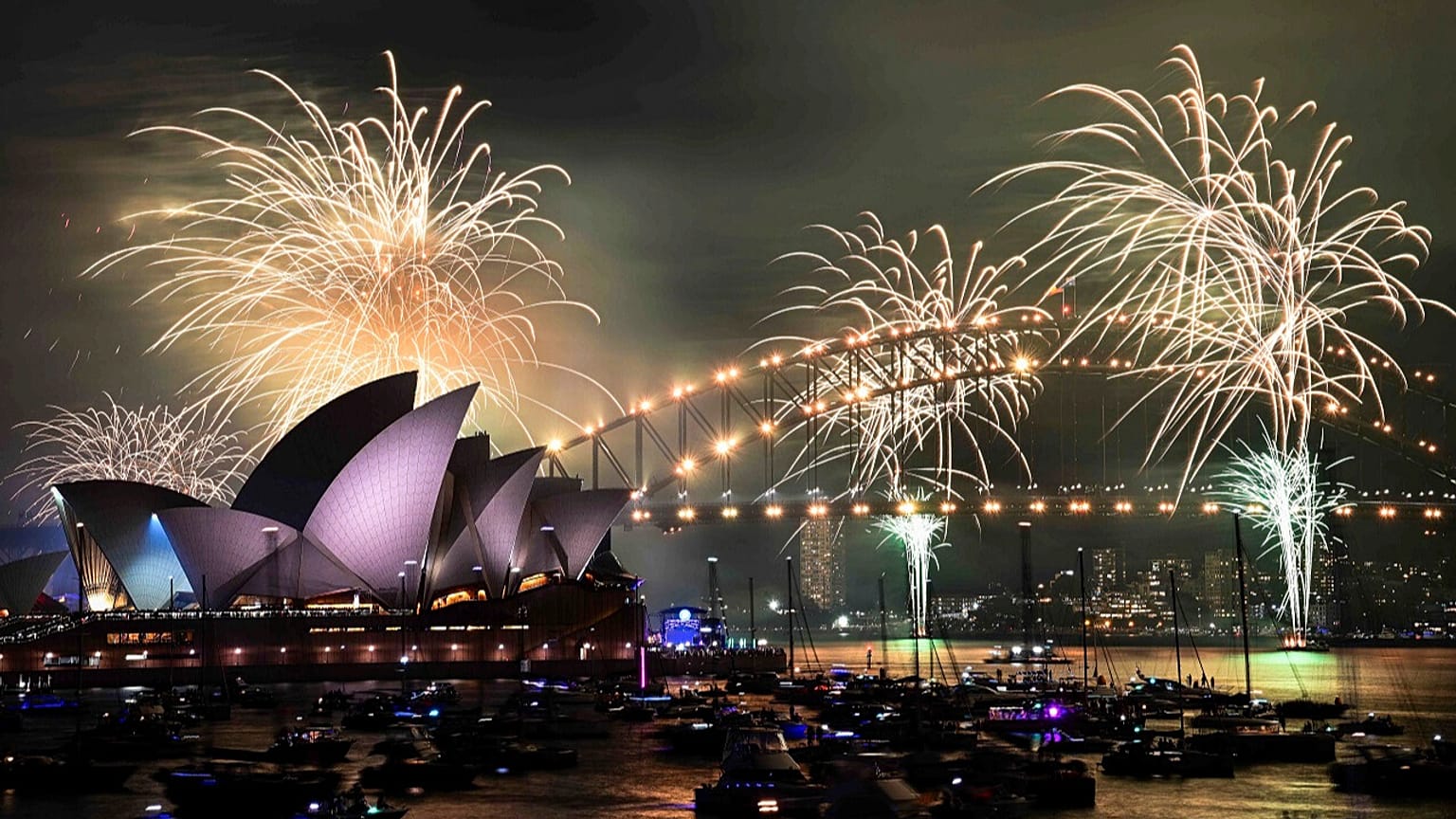 Des feux d'artifice explosent au-dessus du port de Sydney avant les célébrations du Nouvel An à Sydney, mardi 31 décembre 2024.
