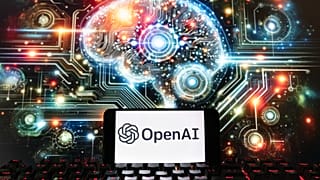 Az OpenAI logó megjelenik egy mobiltelefonon, a ChatGPT Dall-E szöveg-kép modellje által generált kép a számítógép képernyőjén, 2023. december 8-án, Bostonban.