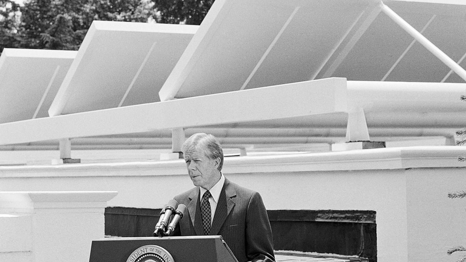 Başkan Jimmy Carter, 21 Haziran 1979'da Washington'daki Beyaz Saray'da güneş panelleri fonunda konuşuyor