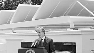 Başkan Jimmy Carter, 21 Haziran 1979'da Washington'daki Beyaz Saray'da güneş panelleri fonunda konuşuyor