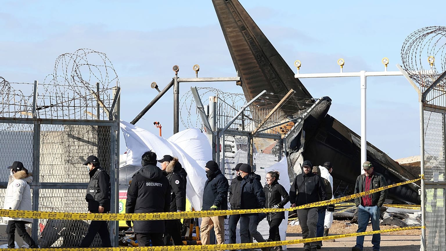 ABD Ulusal Ulaşım Güvenliği Kurulu'ndan (NTSB) uzmanlar ve ABD ile Güney Kore arasındaki ortak soruşturma ekibi bir uçak kazasının meydana geldiği yeri kontrol ediyor, 31 Aralık 2024.