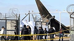 ABD Ulusal Ulaşım Güvenliği Kurulu'ndan (NTSB) uzmanlar ve ABD ile Güney Kore arasındaki ortak soruşturma ekibi bir uçak kazasının meydana geldiği yeri kontrol ediyor, 31 Aralık 2024.