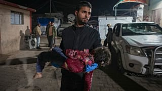 کودک جان باخته فلسطینی پس از حملات اسرائیل به دیرالبلح به یک مرکز درمانی منتل می‌شود