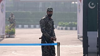 Pakistan'ın Kartarpur'daki Hindistan sınırında nöbet tutan bir asker, 19 Kasım 2024