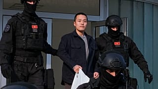 Bu fotoğrafta Karadağ polisinin başkent Podgorica'da Terraform'un kurucusu Do Kwon'a eşlik ettiği görülüyor, 23 Mart 2024