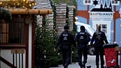 Des policiers marchent sur un marché de Noël bouclé, où une voiture a foncé dans la foule vendredi soir, à Magdebourg, en Allemagne, samedi 21 décembre 2024.