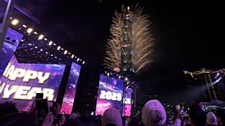 Fuegos artificiales explotan desde el edificio Taipei 101 durante las celebraciones de Año Nuevo en Taipei, Taiwán, el miércoles 1 de enero de 2025.