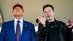Donald Trump megválasztott elnök Elon Muskot hallgatja, amikor megérkezik, hogy megnézze, amint a SpaceX megarepülőgépe, a Starship felszáll egy tesztrepülésre a texasi Boca Chicában található Starbase-ről november 19-én, 