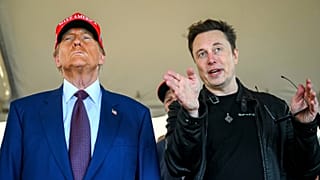 Le président élu Donald Trump écoute Elon Musk alors qu'il arrive pour assister au décollage de la méga-fusée Starship de SpaceX pour un vol d'essai depuis la base Starbase à Boca Chica, au Texas, le 19 novembre,