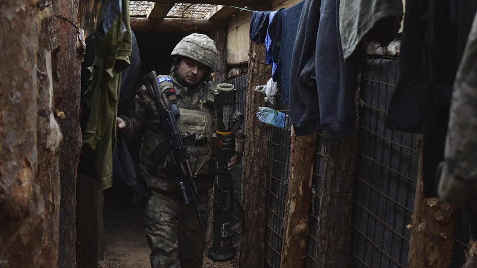 ein ukrainischer Soldat bewegt sich in einem Graben an der Frontlinie in der Region Saporischschja, Ukraine, Dienstag, 31. Dezember 2024