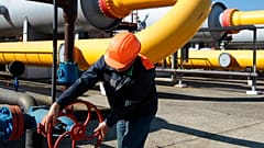 Украинский рабочий управляет клапанами в пункте хранения газа в подземных газохранилищах Бильче-Волицко-Угерское в Стриже, под Львовом, Украина, 21 мая 2014 г.