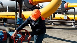 Украинский рабочий управляет клапанами в пункте хранения газа в подземных газохранилищах Бильче-Волицко-Угерское в Стриже, под Львовом, Украина, 21 мая 2014 г.