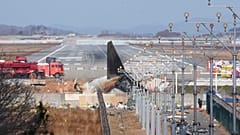 FIILE - Güney Koreli ekonomik havayolu şirketi Jeju Air tarafından işletilen bir Boeing 737-800 uçağının enkazı 31 Aralık 2024 Salı günü Güney Kore'nin Muan kentindeki Muan Uluslararası Havalimanı'nda bulunuyor.