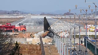 Das Wrack einer Boeing 737-800 der südkoreanischen Billigfluggesellschaft Jeju Air liegt auf dem internationalen Flughafen Muan in Muan, Südkorea, Dienstag, 31. Dezember 2024.