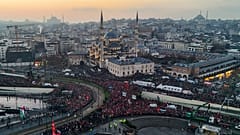 متظاهرون تضامناً مع الفلسطينيين في خضم الحرب الإسرائيلية على غزة، في إسطنبول، تركيا، الأربعاء، 1 يناير/كانون الثاني 2025.
