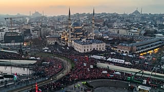متظاهرون تضامناً مع الفلسطينيين في خضم الحرب الإسرائيلية على غزة، في إسطنبول، تركيا، الأربعاء، 1 يناير/كانون الثاني 2025.