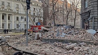 Törmelék az utcán a közeli épületekből, több száz méterre az ukrán elnöki hivataltól egy orosz dróntámadás után az ukrajnai Kijevben, 2025. január 1-jén, szerdán. 