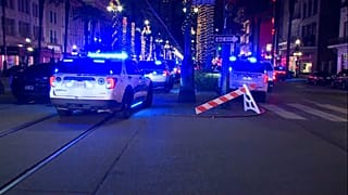 Policja w Nowym Orleanie poinformowała wcześniej, że reaguje na masowe wypadki, w tym ofiary śmiertelne. 