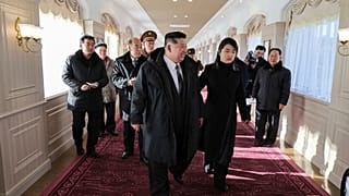 الزعيم الكوري الشمالي كيم جونغ أون، مع ابنته في زيارة للمرافق السياحية في ميونجسيمني، كوريا الشمالية يوم الأحد، 29 ديسمبر/كانون الأول 2024،