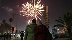 سوريون يحتفلون بالعام الجديد، في دمشق، سوريا، الثلاثاء 31 ديسمبر 2024. 