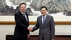 2023-as felvétel: Elon Musk Tesla-vezér és Csin Kang akkori kínai külügyminiszter Pekingben
