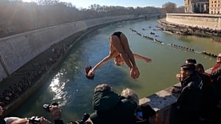 Τρεις άνδρες βουτούν από τη γέφυρα Cavour της Ρώμης ύψους 18 μέτρων στην παράδοση της Πρωτοχρονιάς