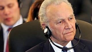 الرئيس الإستوني الأسبق أرنولد روتيل يستمع خلال مؤتمر فيلنيوس 2006 في ليتوانيا الخميس 4 مايو، 2006. 