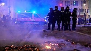 Almanya'nın başkenti Berlin'de yeni yıl kutlamaları için düzenlenen havai fişek gösterilerinin ardından polisler sokaklarda nöbet tutarken. / 1 Ocak 2025