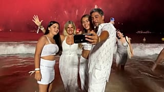Decenas de miles de personas celebran en la playa de Copacabana la entrada del nuevo año en Río con fuegos artificiales