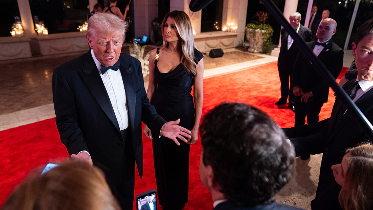 ABD'de yeniden başkan seçilen Donald Trump, eşi Melanie Trump ile beraber Florida'daki Mar-a-Lago malikanesinde düzenledikleri yılbaşı etkinliğinde, 31 Aralık 2024