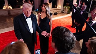 ABD'de yeniden başkan seçilen Donald Trump, eşi Melanie Trump ile beraber Florida'daki Mar-a-Lago malikanesinde düzenledikleri yılbaşı etkinliğinde, 31 Aralık 2024