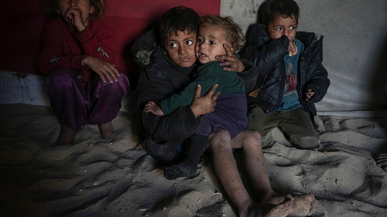 Des enfants dans un camp de déplacés palestiniens sur le front de mer à Deir al-Balah, au centre de la bande de Gaza, le vendredi 27 décembre 2024.