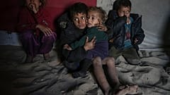 Des enfants dans un camp de déplacés palestiniens sur le front de mer à Deir al-Balah, au centre de la bande de Gaza, le vendredi 27 décembre 2024.