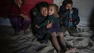 Des enfants dans un camp de déplacés palestiniens sur le front de mer à Deir al-Balah, au centre de la bande de Gaza, le vendredi 27 décembre 2024.