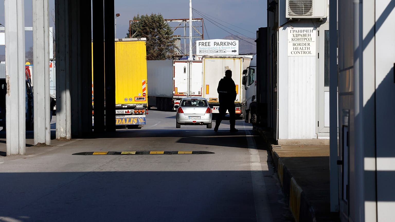 Los camiones esperan en fila en el puesto de control fronterizo entre Bulgaria y Grecia de Kulata, en Bulgaria, el jueves 12 de diciembre de 2024