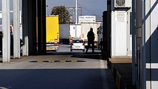 Los camiones esperan en fila en el puesto de control fronterizo entre Bulgaria y Grecia de Kulata, en Bulgaria, el jueves 12 de diciembre de 2024