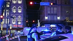 Rendőrök állnak a tömeges gázolás helyszínén New Orleansban