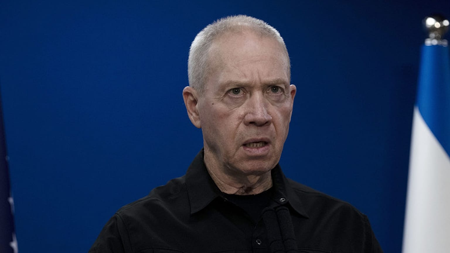 El Ministro de Defensa de Israel, Yoav Gallant, hace una declaración conjunta con su homólogo estadounidense, el Secretario de Defensa Lloyd Austin, tras su reunión el 18 de diciembre de 2023.